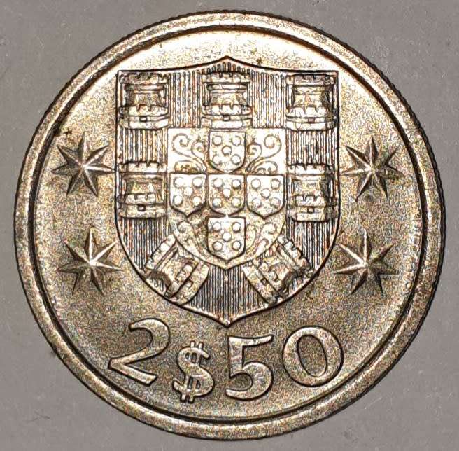 1982 - 2.5 ESCUDOS - 2$50 - 2 1/2 - PORTUGAL - PORTUGUESA - KM#590 - COPPER-NICKEL - PORTUGUESE